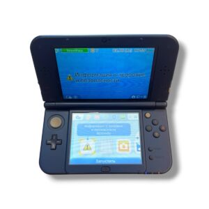 Nintendo 3DS handheld gaming console open, screens showing health and safety information in Russian (Информация о здоровье и безопасности).