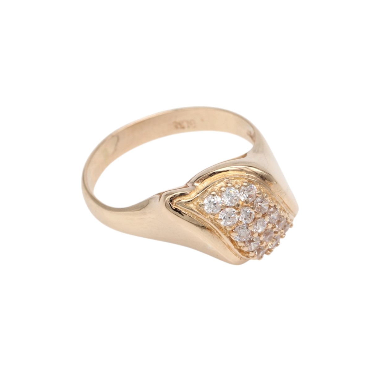 b791ffdf6e62165166253676406dfd19jpg - Mezola OÜ Gold ring with a pavé diamond cluster in a curved, squared setting on top