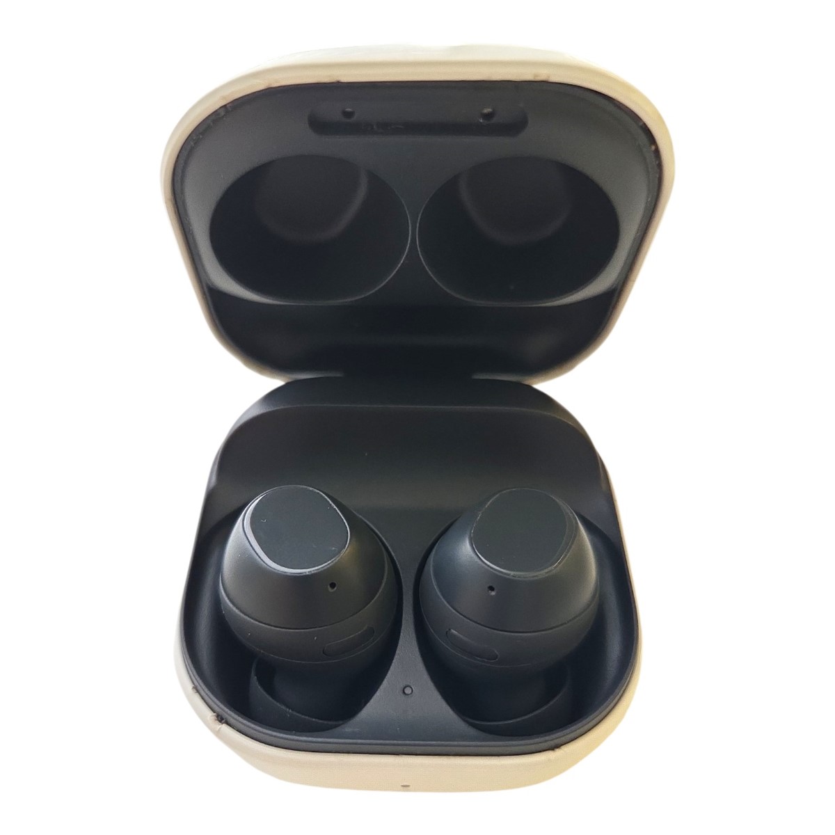 a5045ca379e9afb12a3a9a39773327c5jpg - Mezola OÜ Open beige charging case with two black wireless earbuds inside.