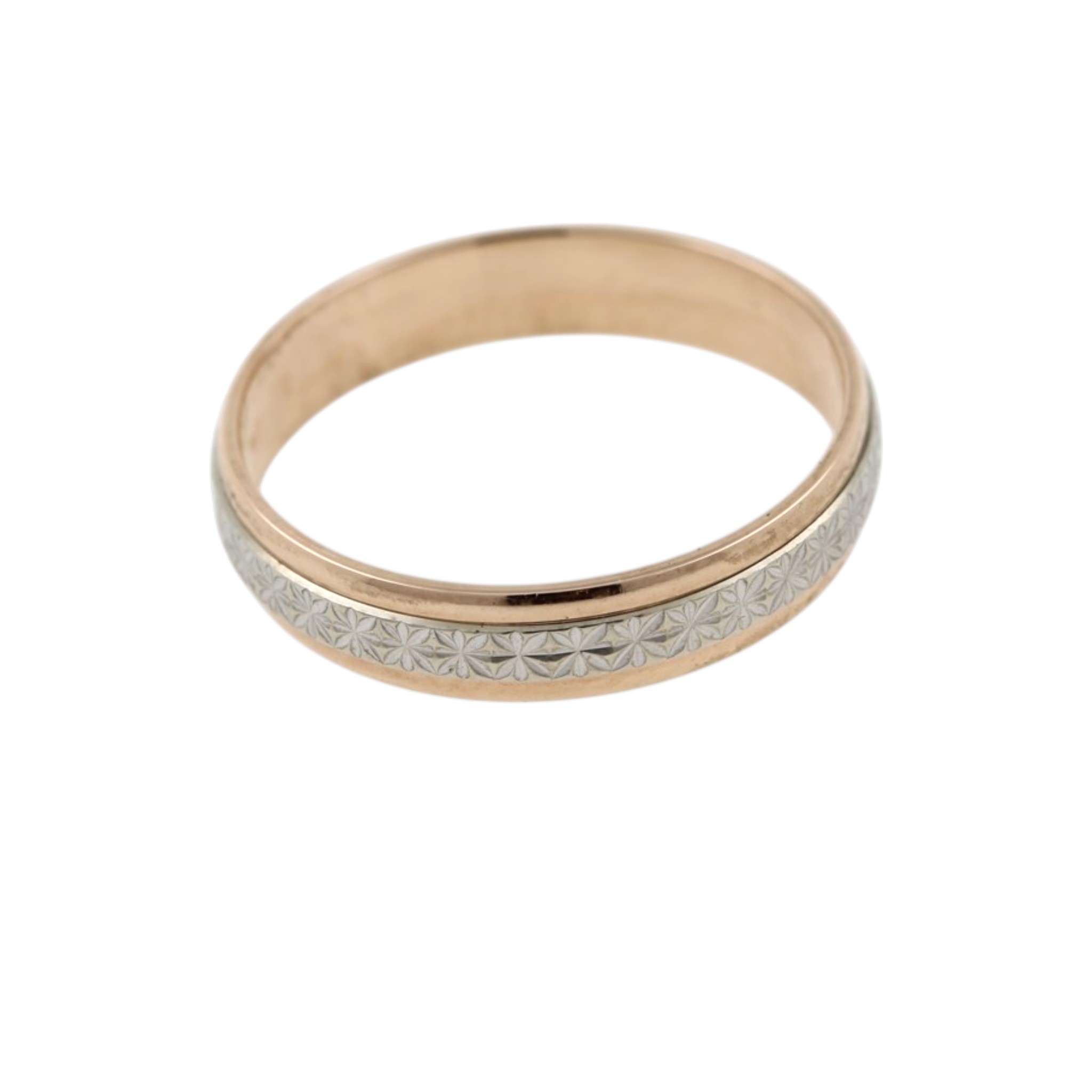 39457a28ef4992f2057b9e03fedddd2ejpg - Mezola OÜ Close-up of a two-tone metal ring with an intricate geometric floral pattern along the outer band.