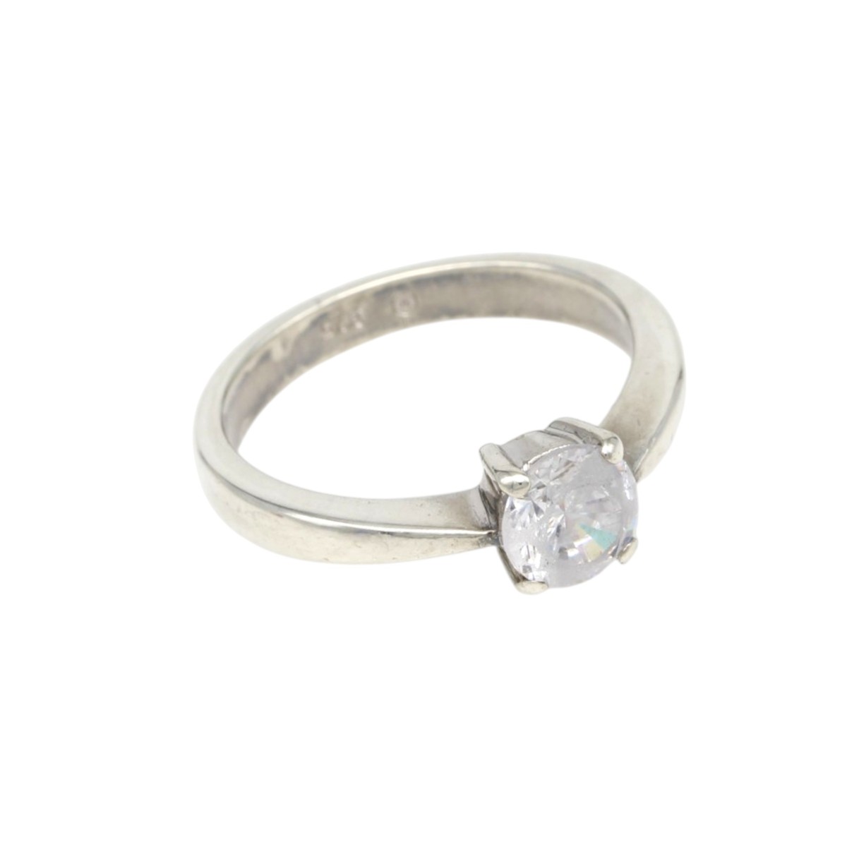 5f4e2ccda6c7b3b250ef7c2bb3161682jpg - Mezola OÜ Silver ring with a single round brilliant-cut diamond held by four prongs, shown in a side angle against a white background.