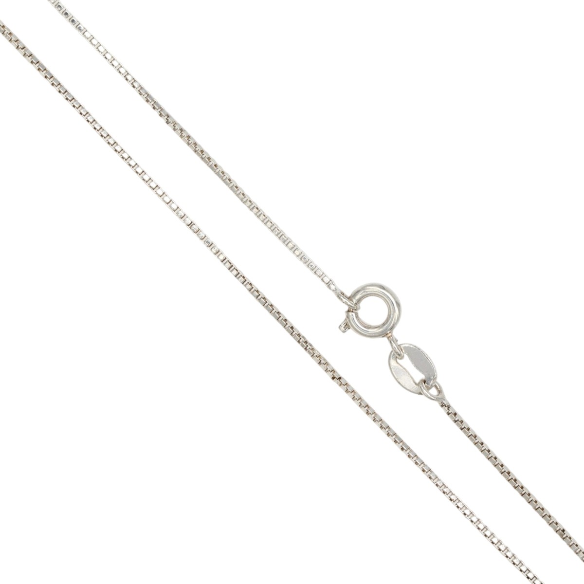 cef5dca95725a5bed1942ae640df16dejpg - Mezola OÜ Close-up of a silver box-chain necklace with a spring ring clasp visible.