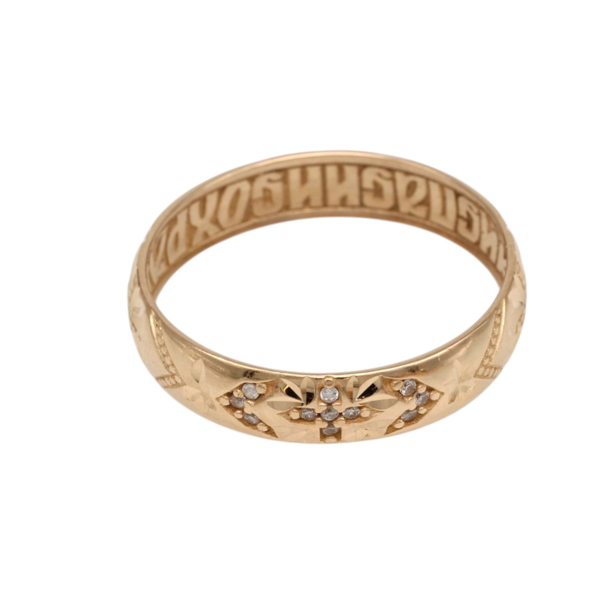 d6fa4b208eb4261881fe503c4b77d4e0jpg - Mezola OÜ Gold ring with intricate engraved pattern and small diamonds set on the front, viewed at an angle