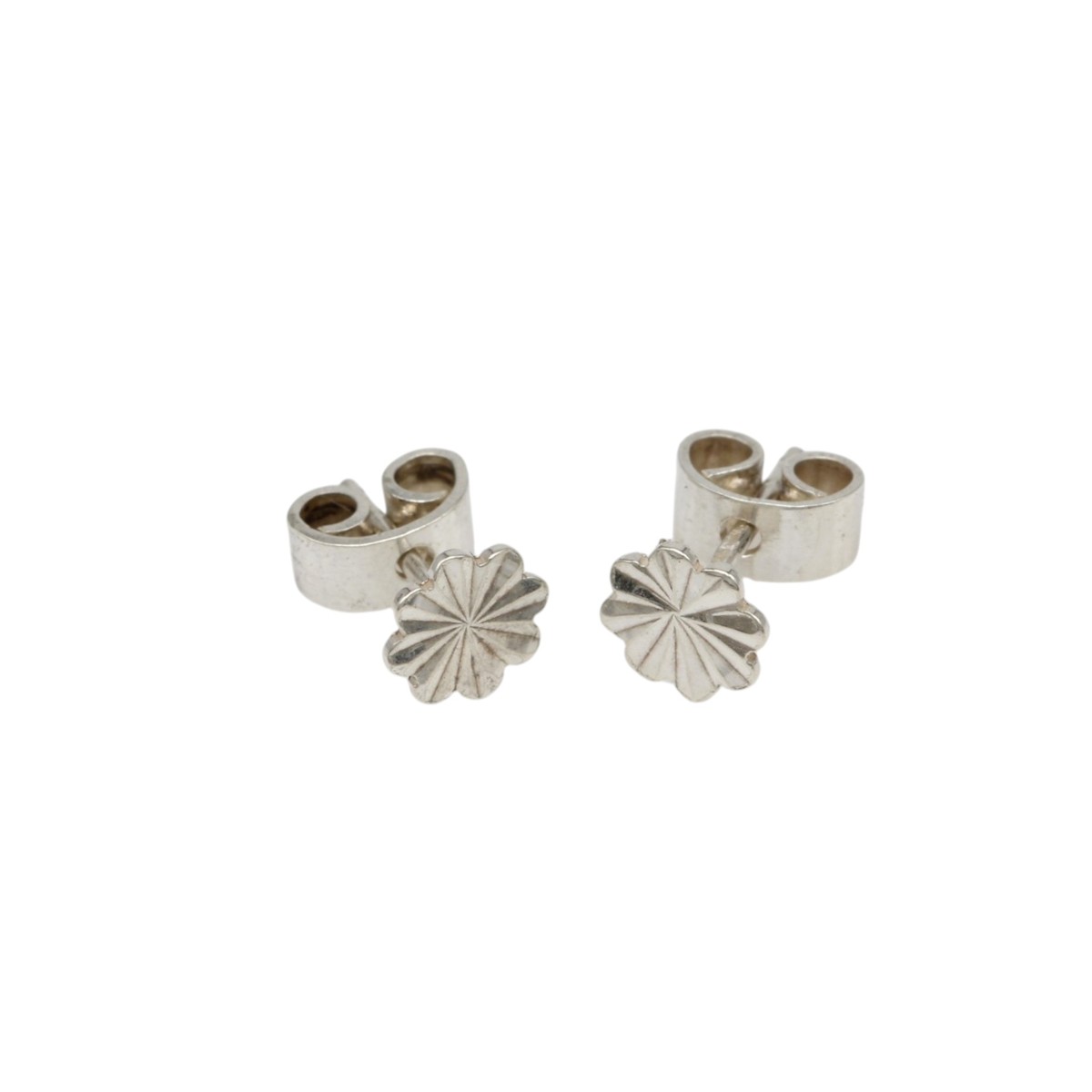 f358b58094b15f6c3262fbd3bd0360f1jpg - Mezola OÜ Pair of small silver flower-shaped stud earrings with butterfly clasps on a white background