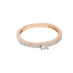 Rose gold ring with a pavé diamond band and a central solitaire diamond centerpiece