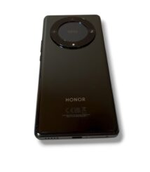 Rear view of a black HONOR smartphone with a circular camera module at the top center, high-gloss finish.