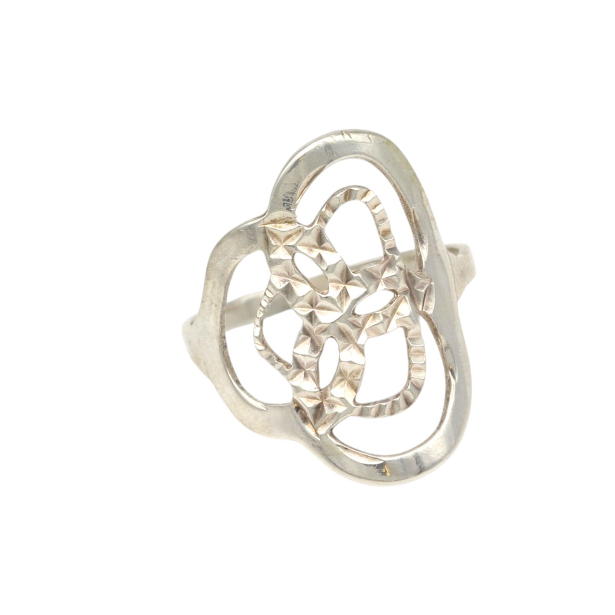 bcf59475000c34b5cac75d59922d4c46jpg - Mezola OÜ Silver ring with an openwork, clover-shaped filigree centerpiece.