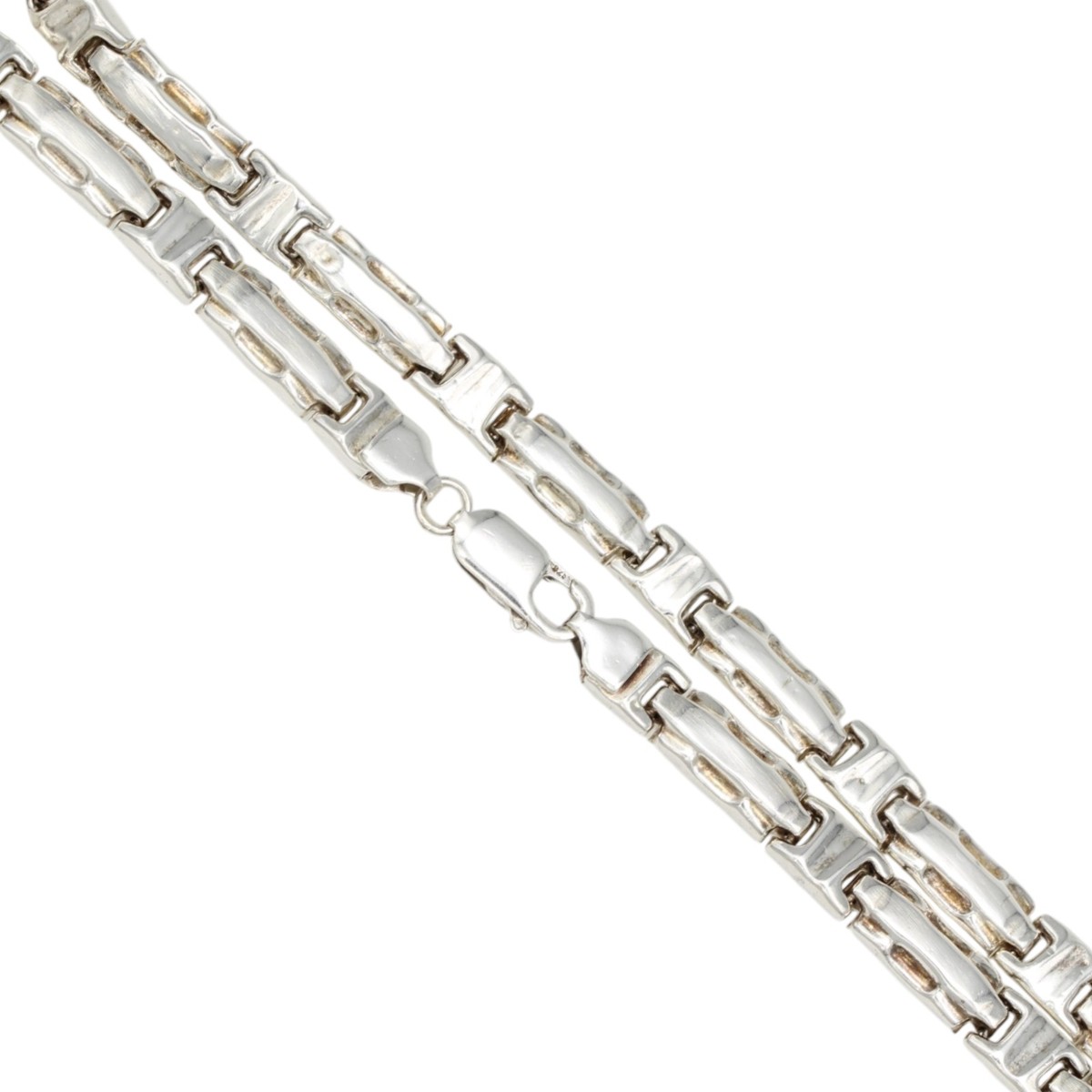 d8bfdba16fb6a39a291b6e464b138e40jpg - Mezola OÜ Close-up of a silver chain bracelet with rectangular links.