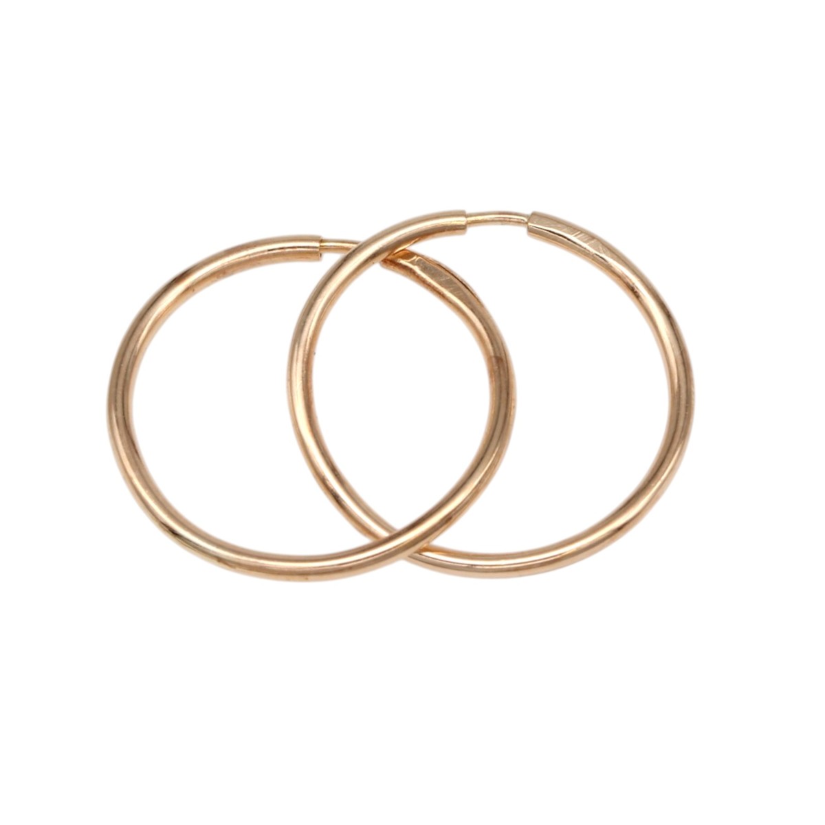 f2dc0a1b1ec62efb71e62076e76d3aa2jpg - Mezola OÜ Pair of thin gold hoop earrings intertwined and overlapping against a white background