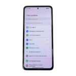 Смартфон с открытым меню настроек на русском языке, видны пункты Wi‑Fi, Bluetooth и другие настройки