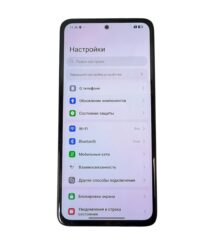 Смартфон с открытым меню настроек на русском языке, видны пункты Wi‑Fi, Bluetooth и другие настройки