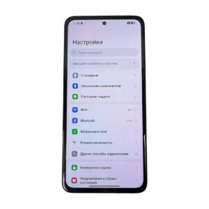 Смартфон с открытым меню настроек на русском языке, видны пункты Wi‑Fi, Bluetooth и другие настройки